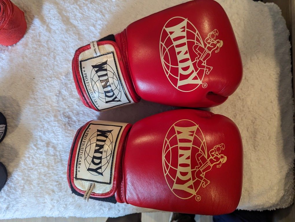 Windy Boxing Gloves 16oz Medium / UFC Shin Guards S/M / 2pair Wrist Wraps