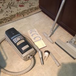 Electrolux Canister Vac. Power Nozzle,Power Stair Attach.Floor, Upholstery Attchs. 4 Bags.  Excellent Cond.      $150/All