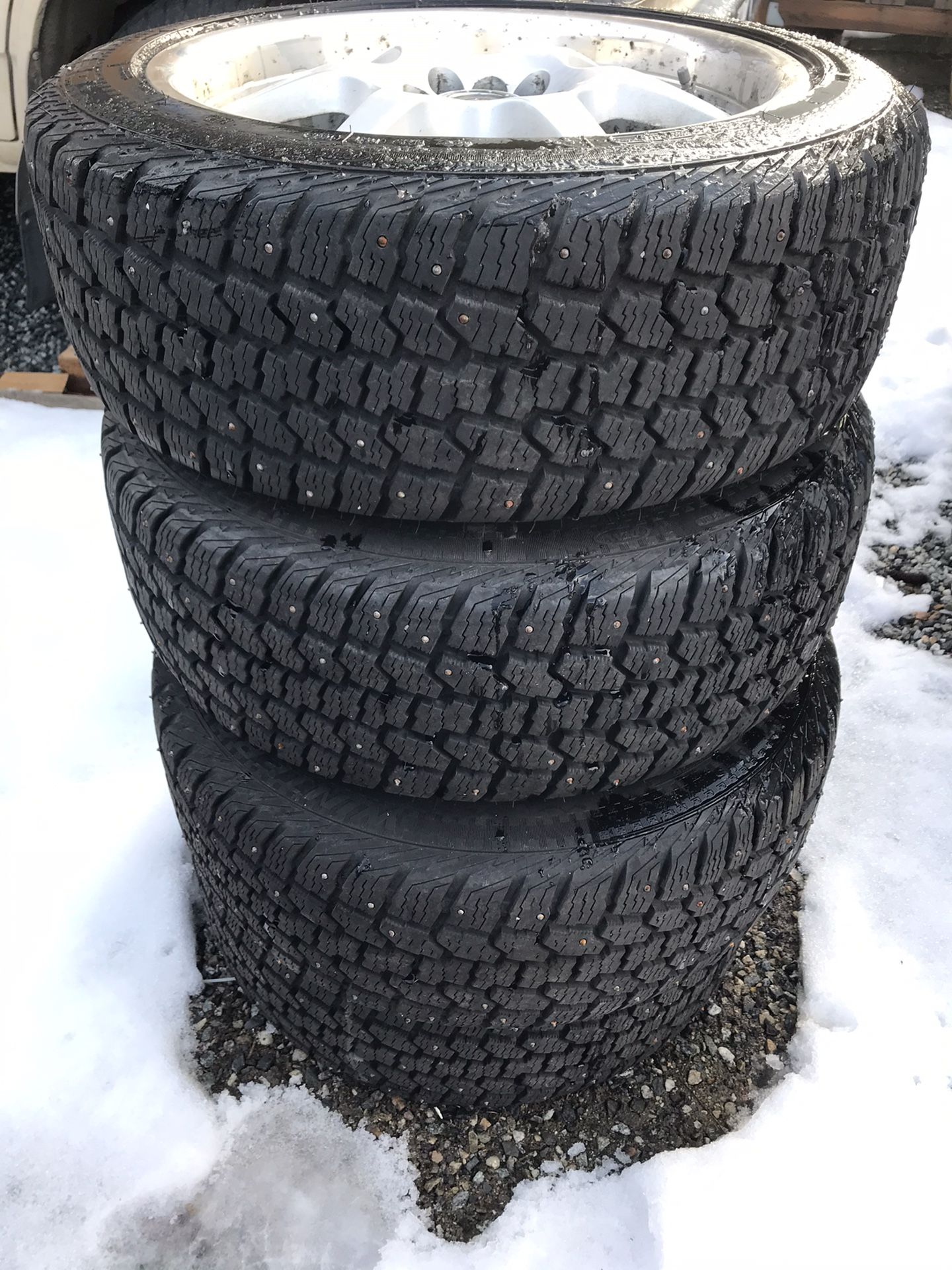 Set of snow tires on nice rims. 215/50 R17
