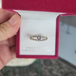 Solitaire Set In 4 Prongs With diamond Chips On Each Side, Size 9