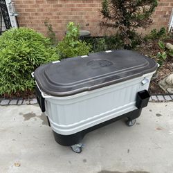 Igloo Party Cooler With Cart, Bottle Caddy, Dividers 158 Can Capacity