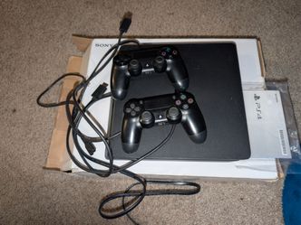 PS4 Slim 1TB + 2 Controllers