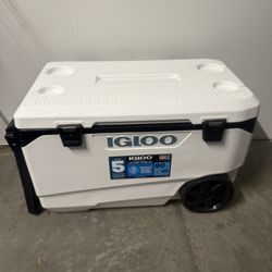 Igloo 90 Qt Roller Cooler  