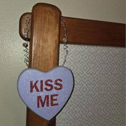 Wood Kiss Me Plaque Wire Beads