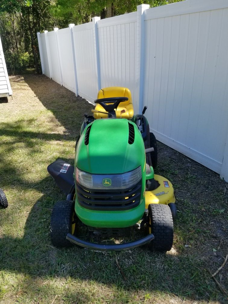 John Deere L 125 riding lawn mower