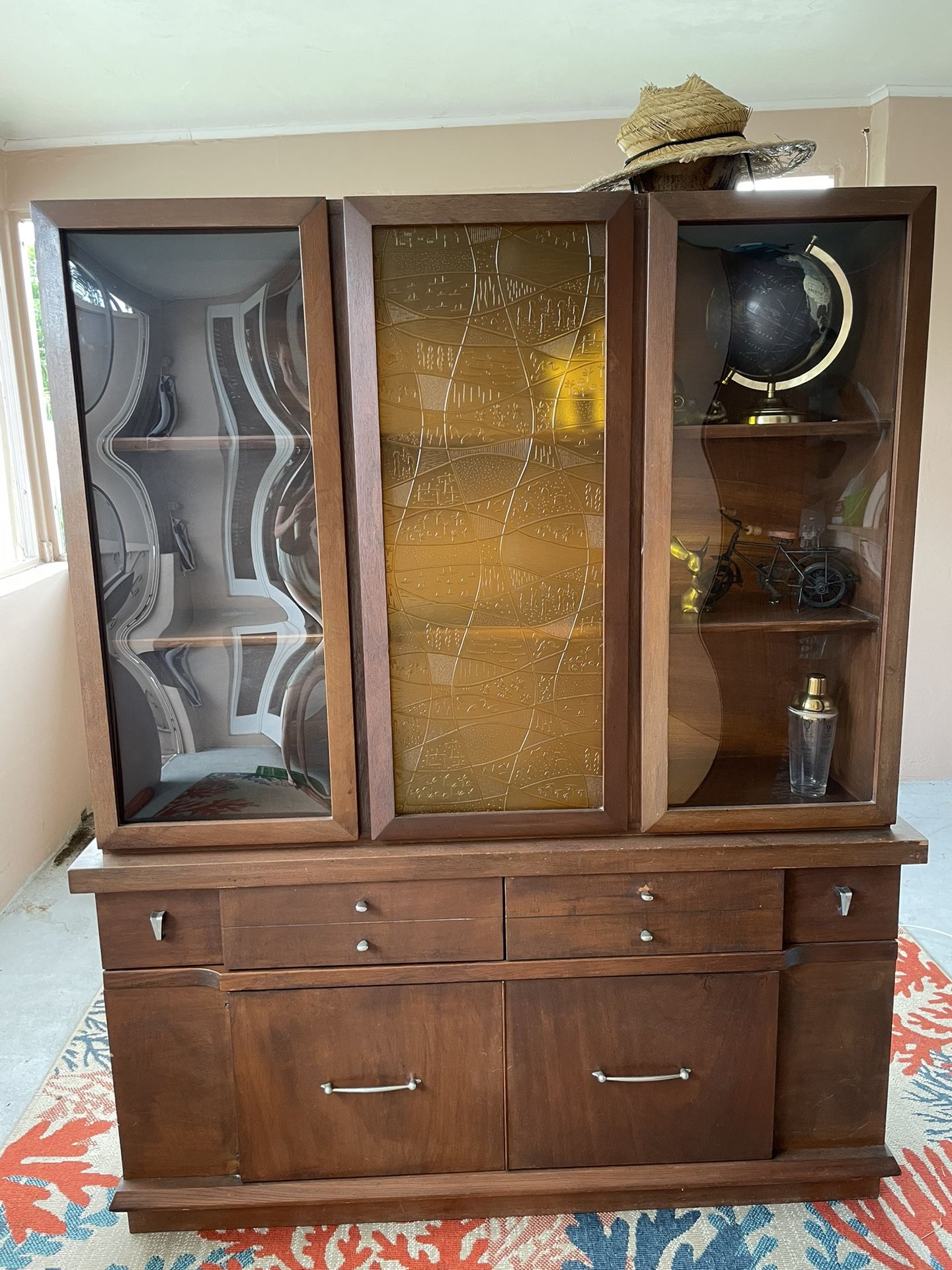 Vintage Mid-Century Modern Hutch / China Cabinet – Stunning Retro Design