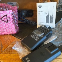 Motorola Radio Model AAH03RDF8AA7AN. New In Box 35.00