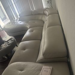 Xtra Large Sectional  Great Condition And Beautiful 