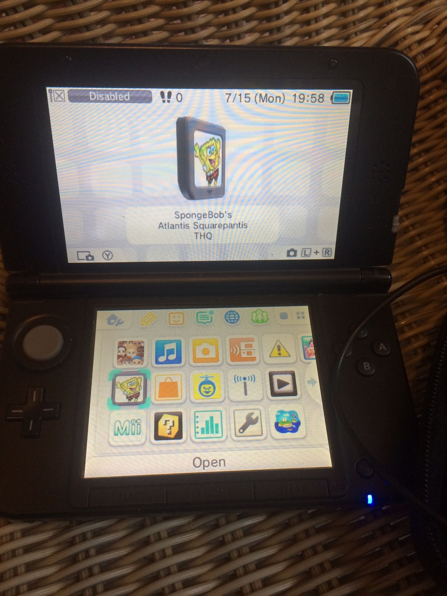 Nintendo 3DS XL w/ Carrying Case, Stylus, Charger and 520 games with it