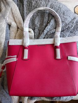 New Michael Kors large Voyager tote in drk raspberry