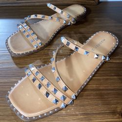 Madden Girl Halcyon Pyramid-Stud Flat Sandal • Women’s US 9 • Tan Slide