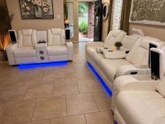 🛋️ Sala Reclinable de 3 Piezas – ¡Nueva en caja! 🔥 Convierte tu sala en un verdadero cine en casa con este moderno juego de sala. ✅ 3 piezas recli