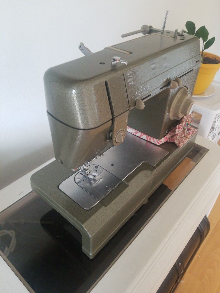 New Singer M1000 Sewing Machine w/ Accessories for Sale in Miami Beach, FL  - OfferUp