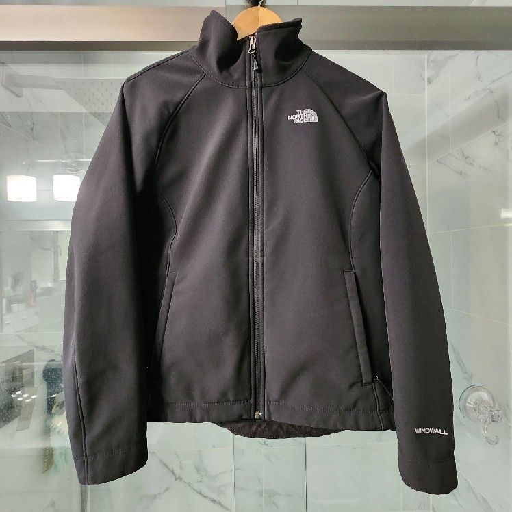 Woman's The Northface Windwall Jacket 