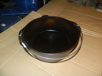 OLD #8 CAST IRON DUTCH OVEN