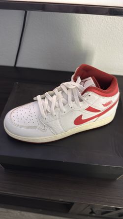 Jordan mid white lobster dune red