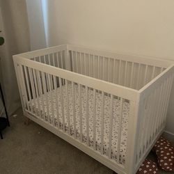 Delta baby crib w/mattress 