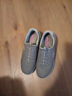 Women's sneakers size 8Gray Skechers