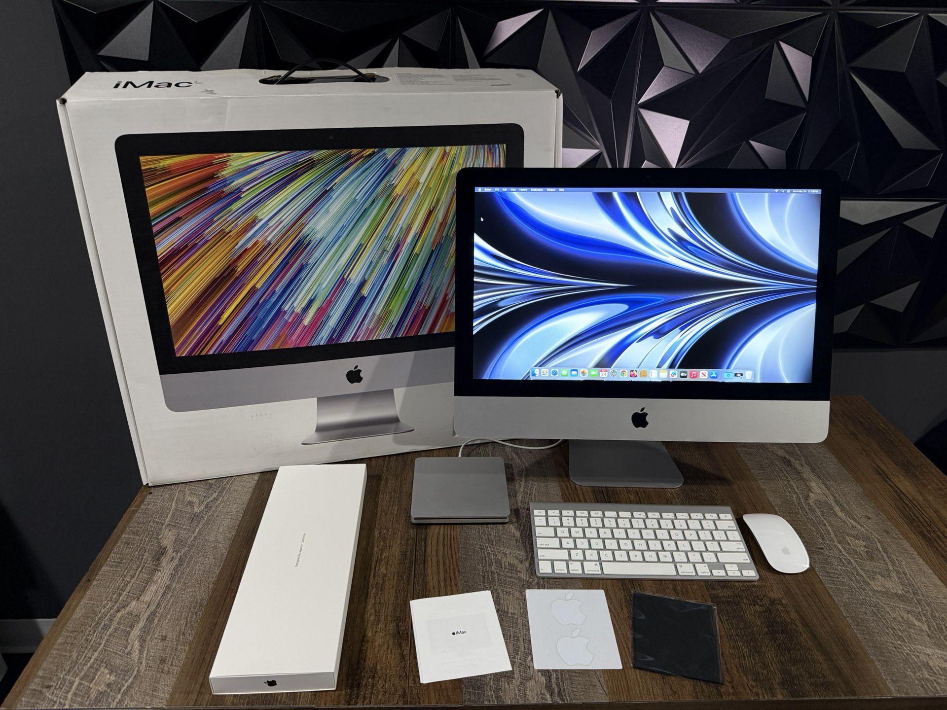 Apple iMac All In One Desktop Computer Bundle Very Slim And Sleek Nice LOOK