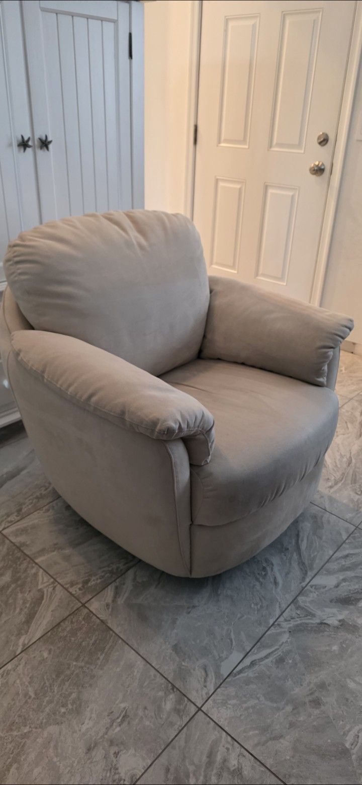 Natuzzi Italian Swivel Rocking Chair. $200