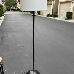 Stand up lamp with shade.