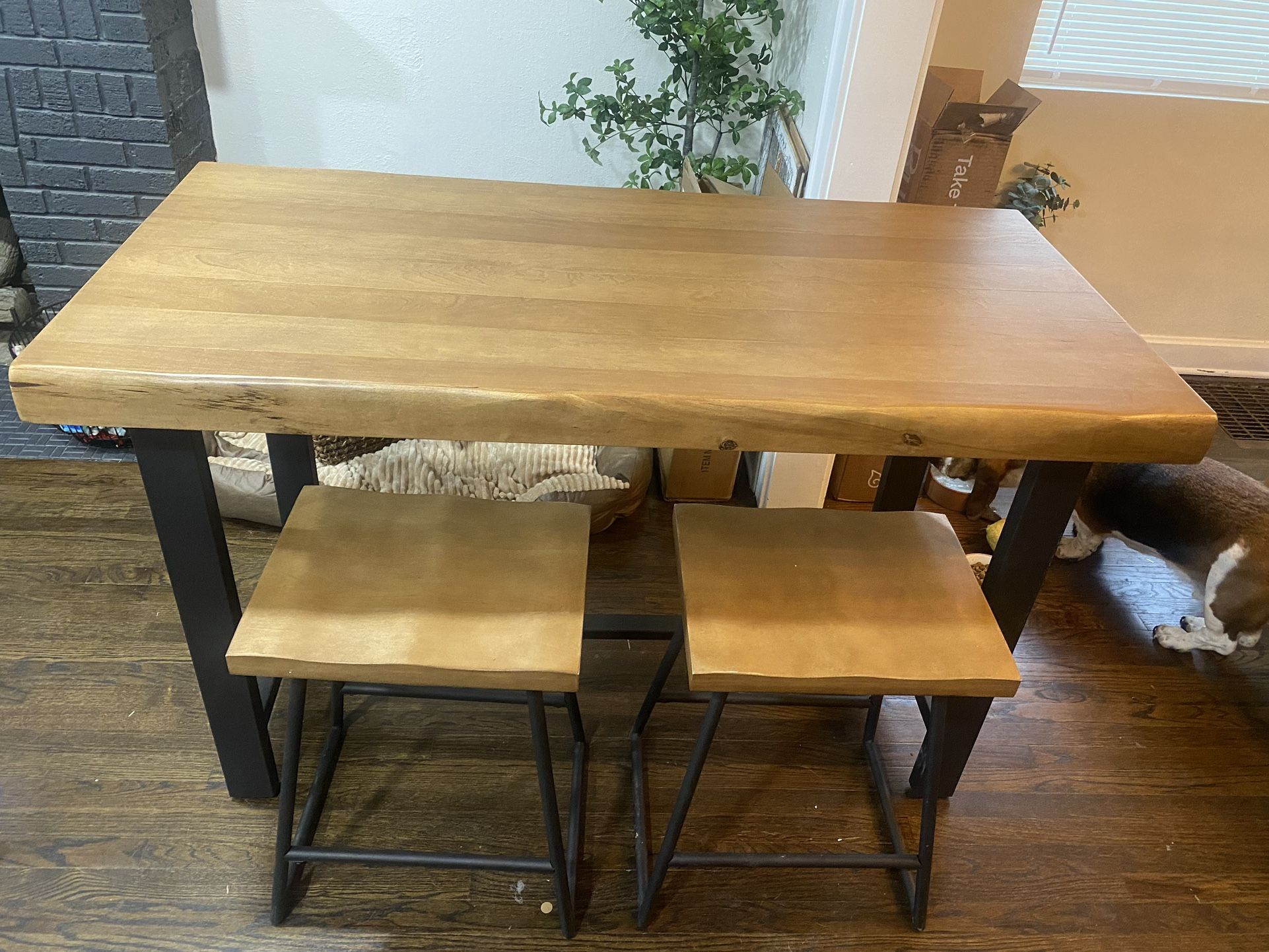 Like New Dining Table With 4 Stools