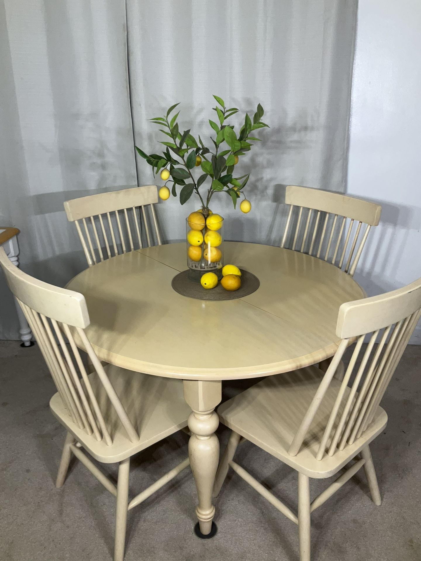Round Kitchen Dining Table With 4 Windsor Chairs / Comedor De Mesa Redonda Y 4 Sillas