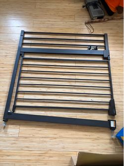 Metal dog/baby gate