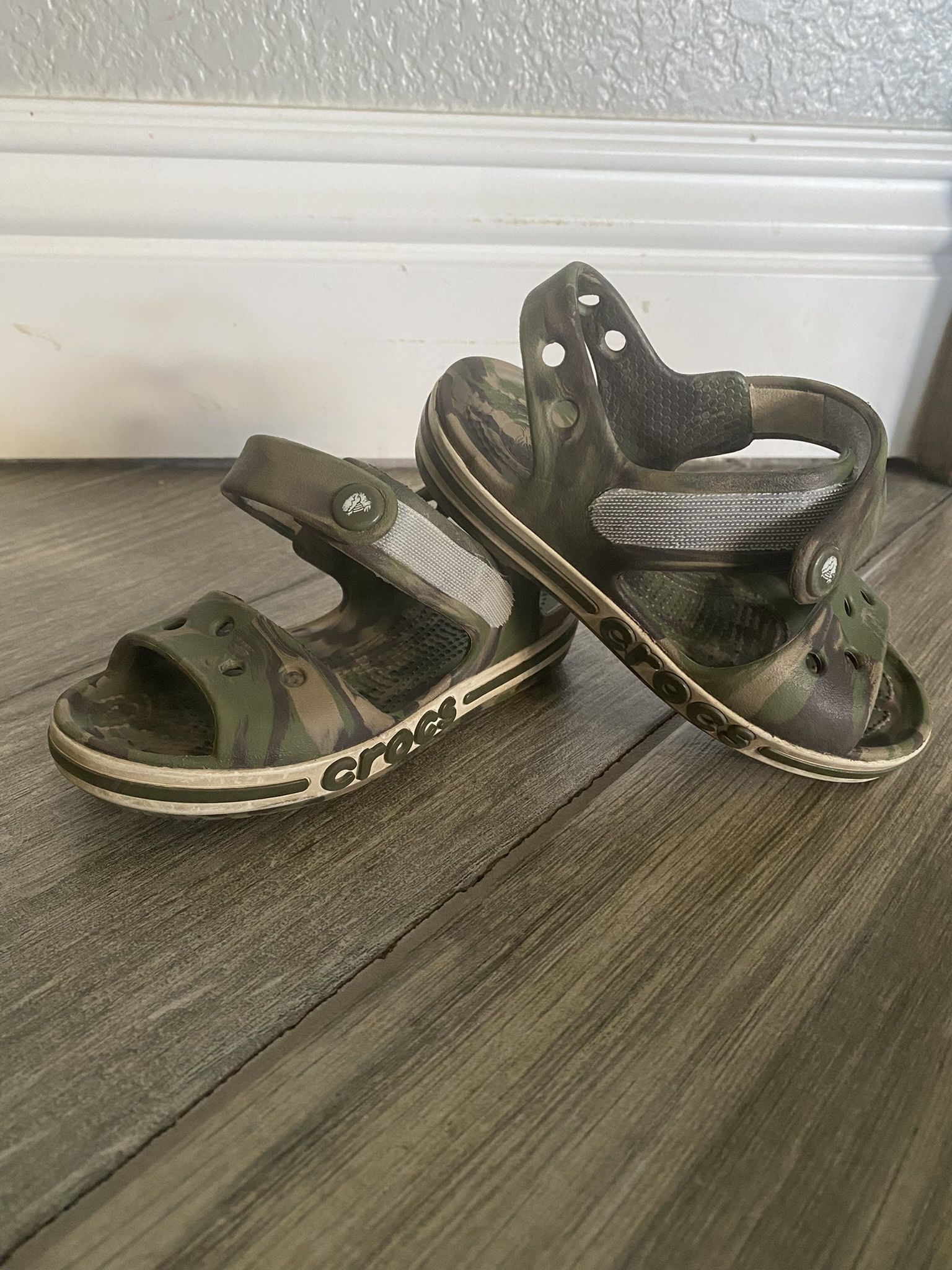 Crocs Camouflage Size 9 Toddler Green Sandals
