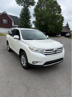 Toyota highlander 2012, Three rows of chairs. exterior white, interior grey,