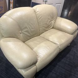 Leather loveseat like new 64L / 36W