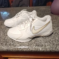 Nikes Baseline Size 7 Shoes 