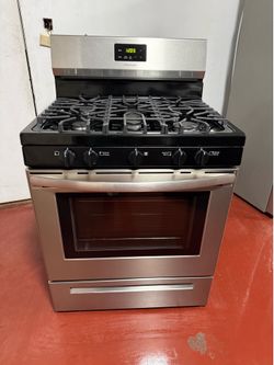 Frigidaire 5-burner gas stove in perfect working condition. We offer delivery, installation, and a 3-month warranty.