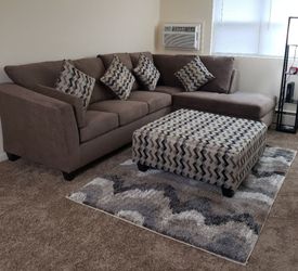 🛋️ Beautiful 6-Seater Sofa Set with Matching Ottoman & Rug – very good Condition!