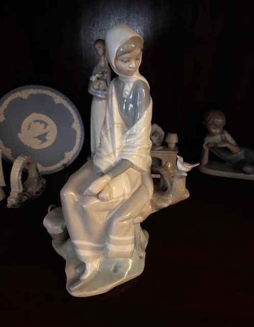 Llardro Statue