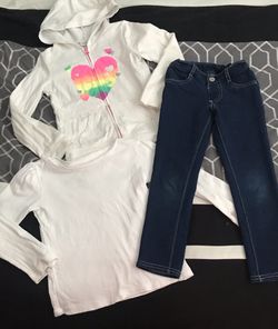 GIRLS SIZE 4T COMPLETE OUTFIT SET - BLUE DENIM JEANS, LONG-SLEEVE WHITE UNDERSHIRT, & LIGHTWEIGHT WHITE FULL ZIP UP HOODIE JACKET WITH COLORFUL HEART