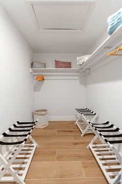 🏡 Airbnb Liquidation – Set of 7 Hotel-Style Luggage Racks