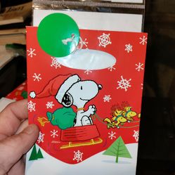 Hallmark Peanuts Snoooy Woodstock Gift card Holder With Tissue Paper 