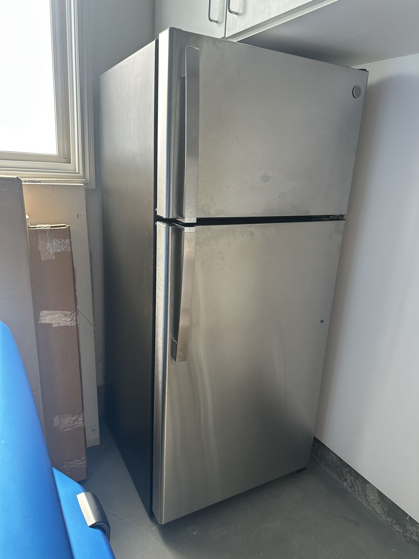 GE Stainless Steel Refrigerator With Top Freezer