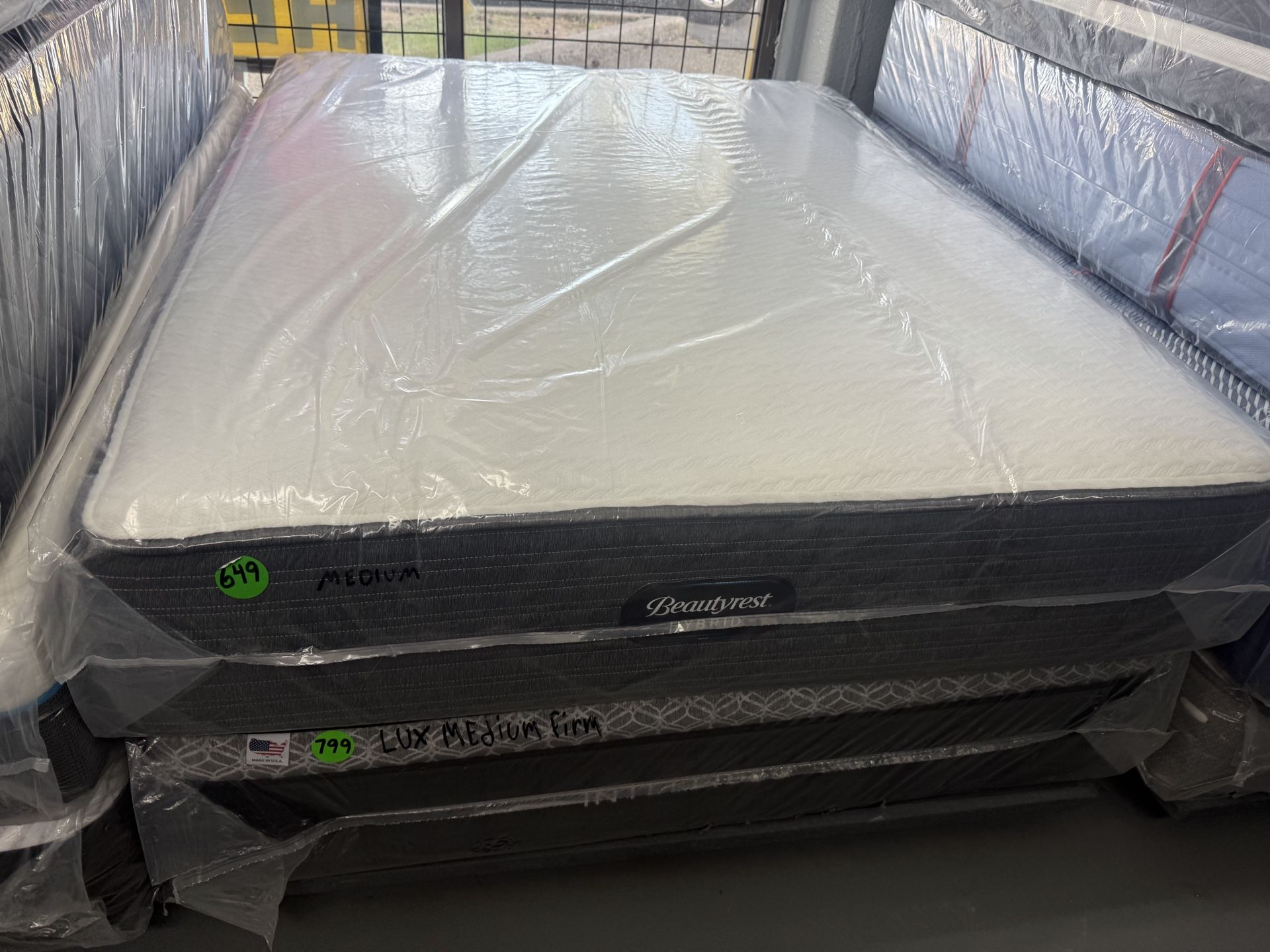 QUEEN SIZE SIMMONS BEAUTYREST HYBRID MATTRESS & BOX SPRING BED SET