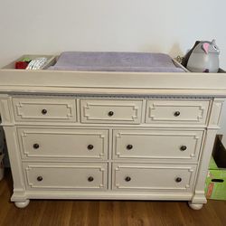 Crib and changing table/dresser set