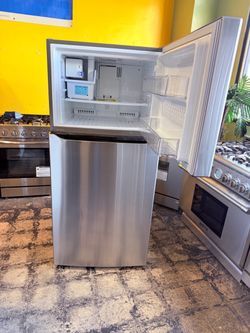Lg top freezer new with ice maker 11$ down payment
