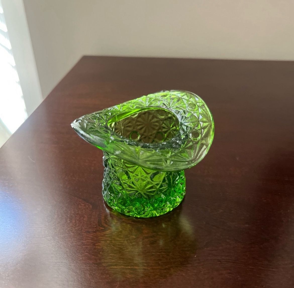 Vintage Daisy And Button Fenton green glass Daisy and Button top hat toothpick holder.