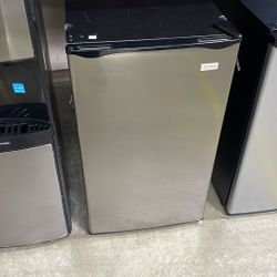 Frigidaire 3.2cf Refrigerator, New, BOOMwarehouse 