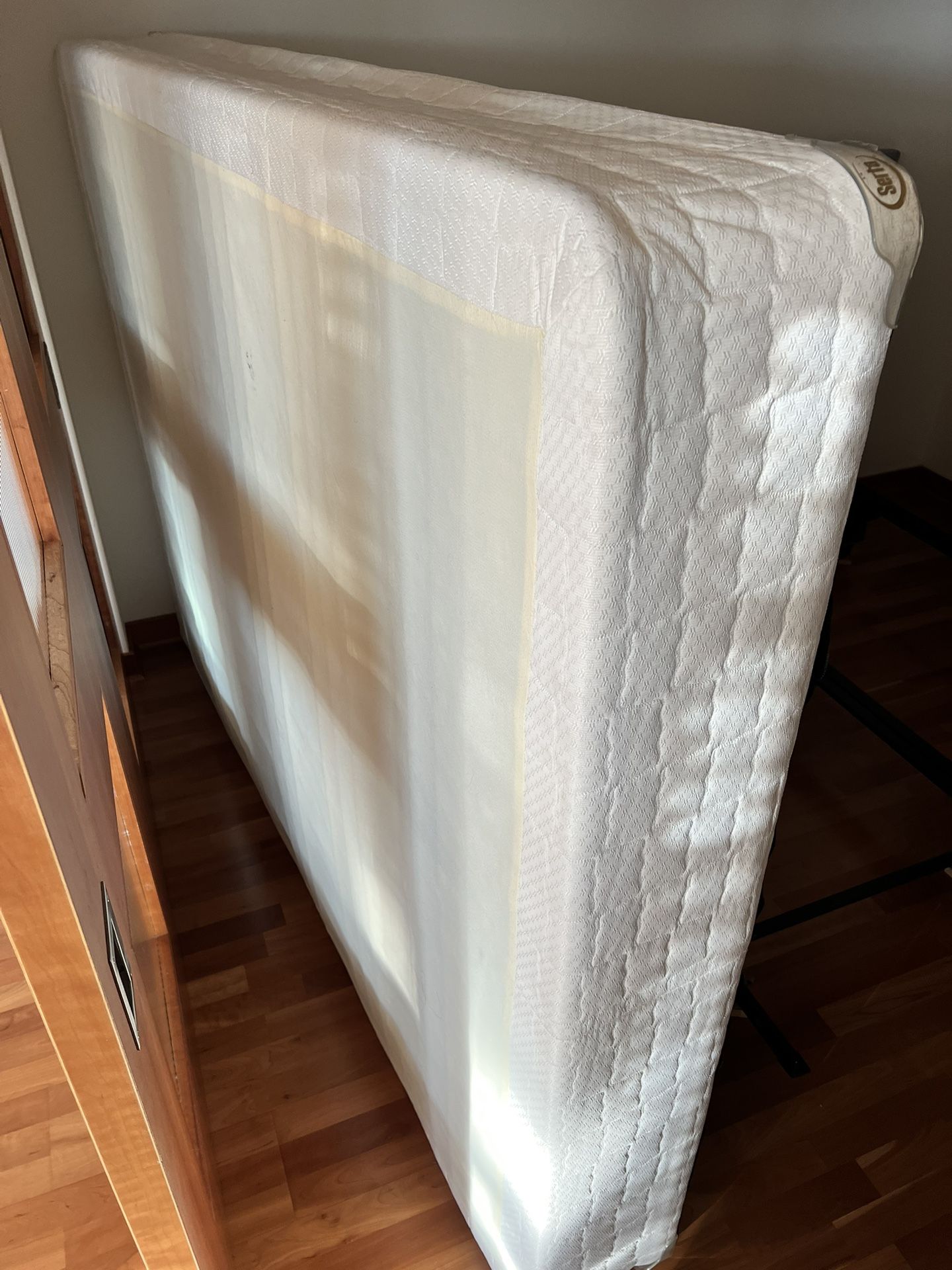 Queen Serta Box Spring