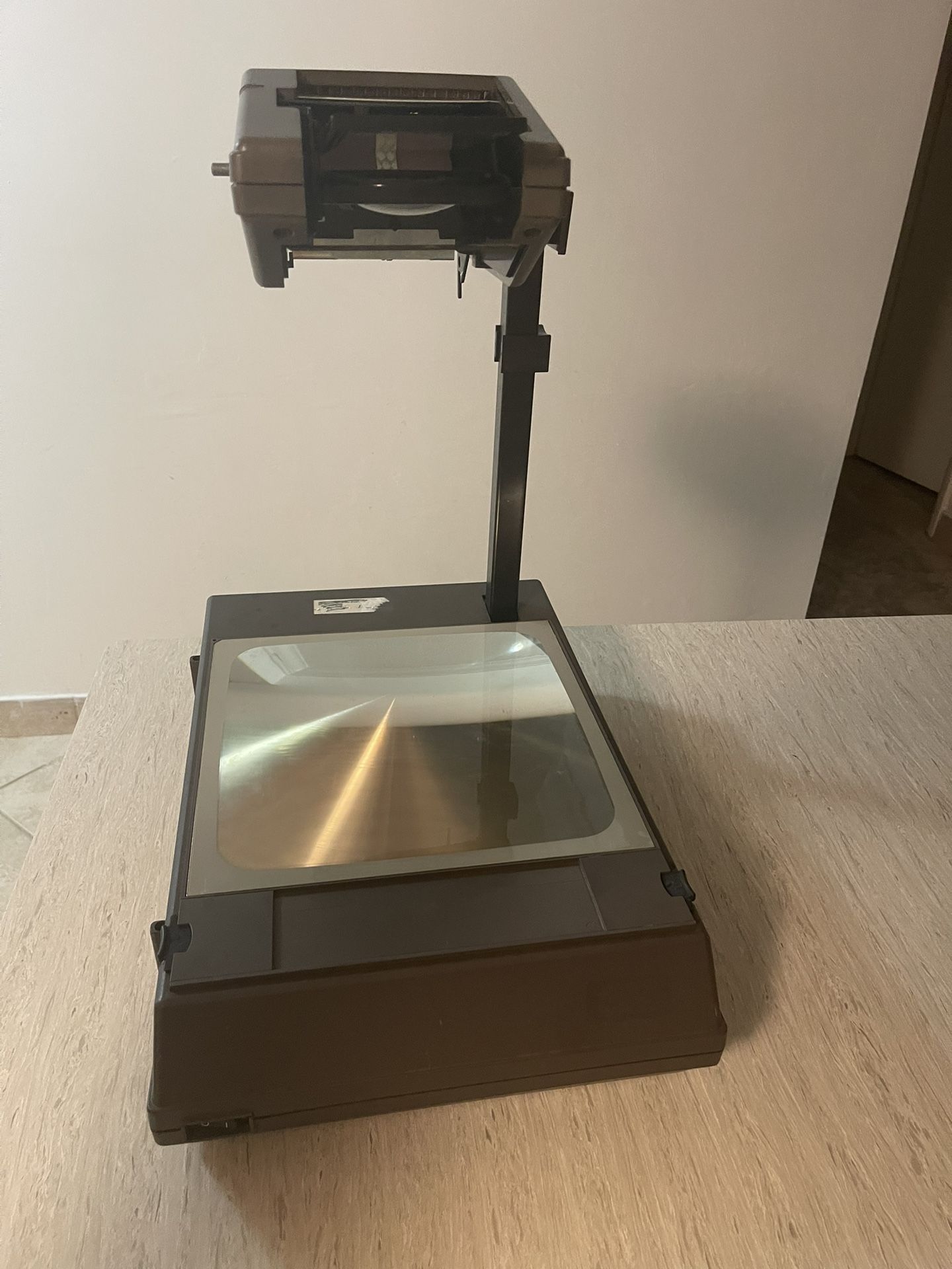 Portable overhead projector 3M 2000AG.