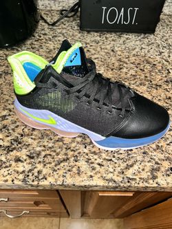 New Nike LeBron’s 19 black green ghost Size 10.5
