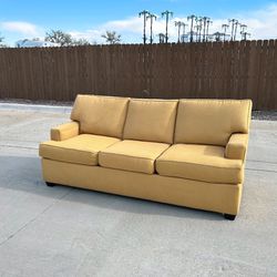 *FREE DELIVERY* Small Comfy Couch!