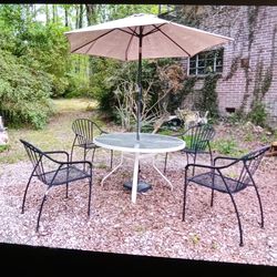 Good Condition 5 piece Solid Wrought Iron Outdoor Patio Set