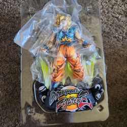 "9 Goku Super Sayan Statue